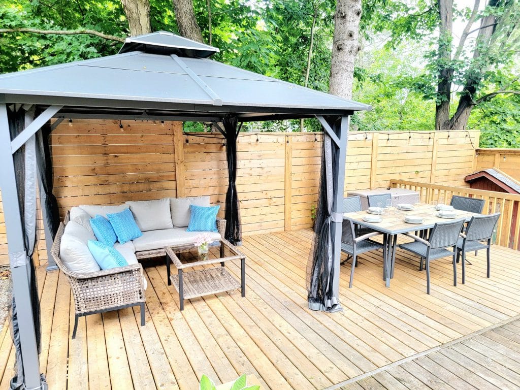Muskoka Vacation House - backyard gazebo and table
