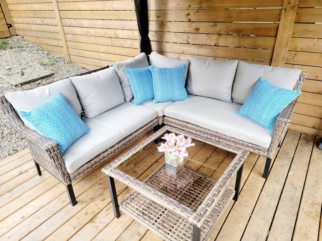 Muskoka Vacation House - backyard sofa, blue pillows