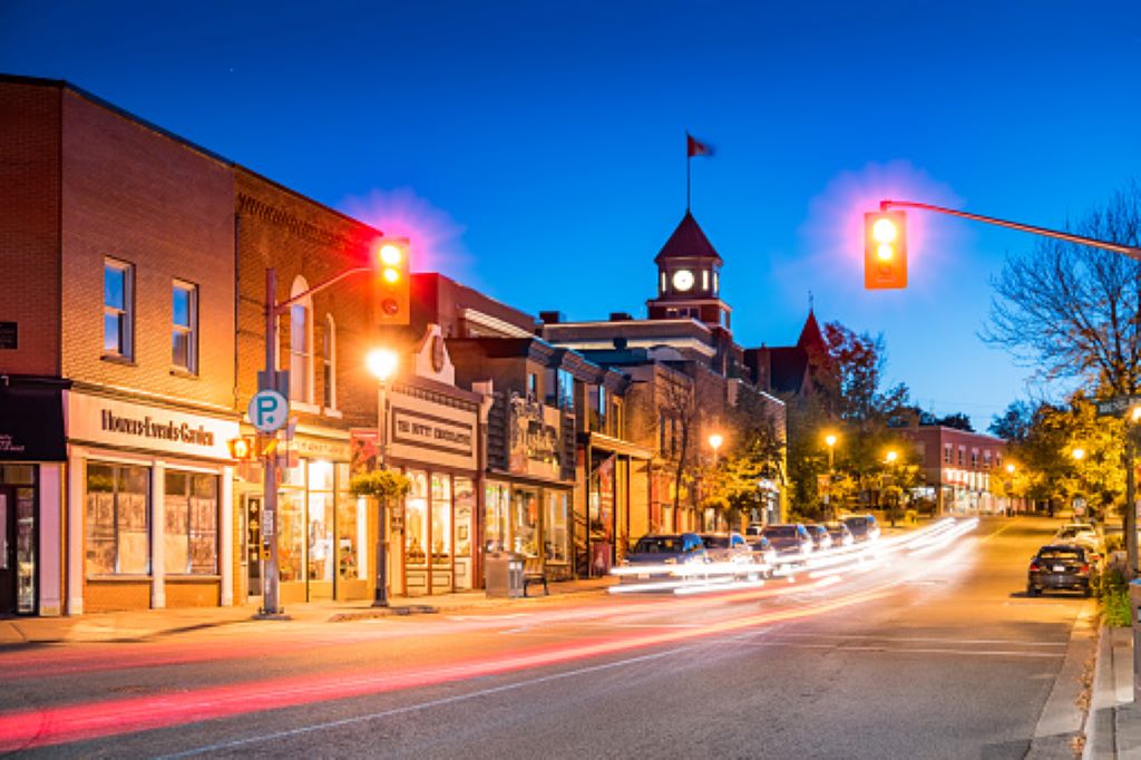 Huntsville Ontario street, restaurants, stores, theatre